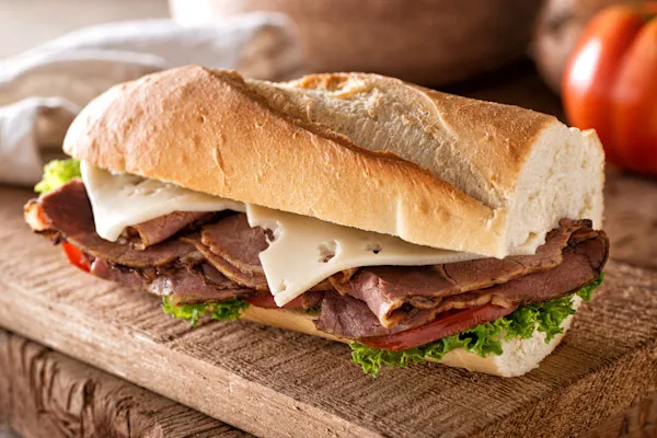 Sliced roast beef, creamy Havarti cheese, juicy tomatoes, crisp red onions, tangy banana peppers, and organic baby spring mix. Drizzled with our signature house-made peppercorn aioli, all in a freshly baked, soft hoagie roll.