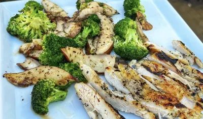 Antibiotic-free chicken breast, sautéed portobello mushroom, broccoli with your choice of soup or house salad.